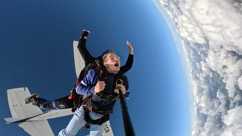 Saut en tandem sortie d'avion en chute libre