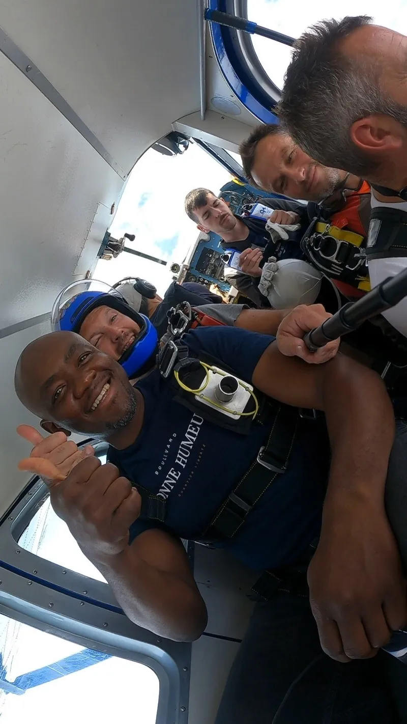 Groupe de parachutistes dans l'avion