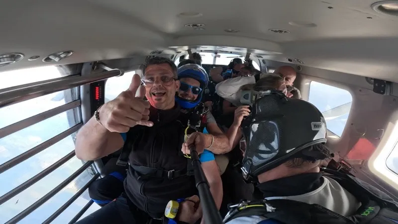 Groupe dans l'avion pouce leve avant le saut