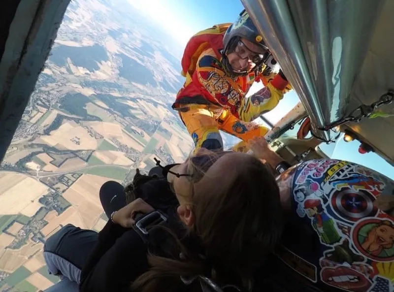 Moniteur parachutiste en sortie d'avion