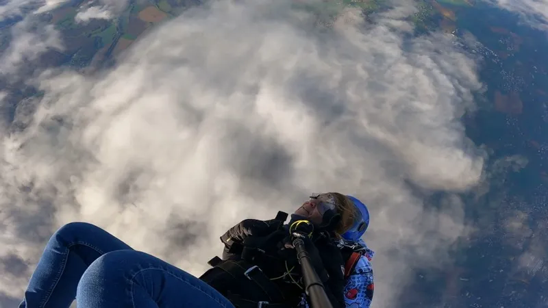 Parachutiste solo au-dessus des nuages