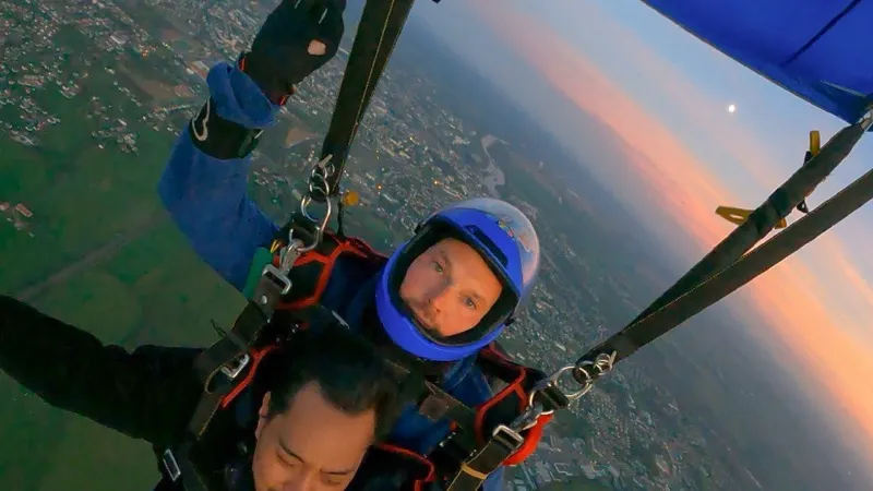 Saut en tandem sous voile au coucher de soleil