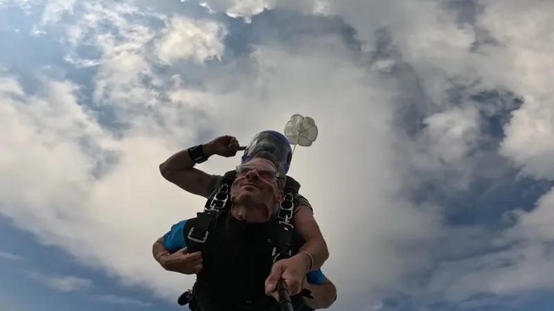 Tandem chute libre ciel dramatique